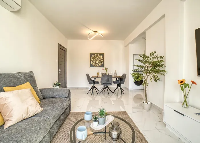 Seaview One Bedroom At Harbour Daire Pafos