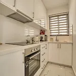 Seaview One Bedroom At Harbour Апартаменты Пафос